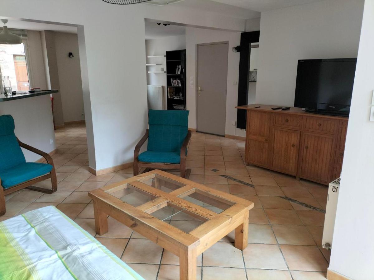 Appartement Au Centre Ville Avec Un Beau Jardin Prive Lannion Exterior foto